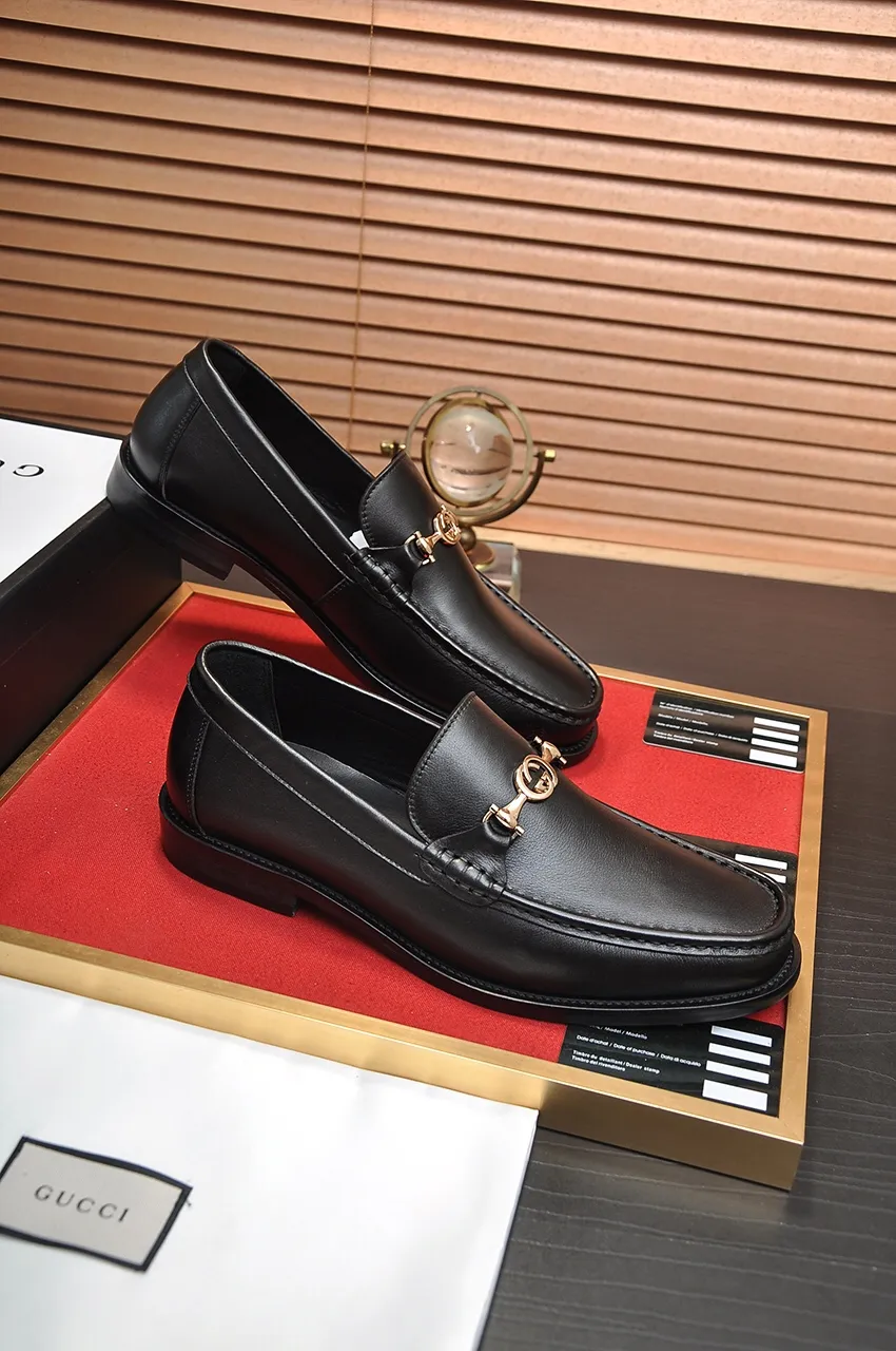 Men's shoes💰560💶Italy's top luxury men's shoe giant (GUCCI) (Gucci) (full cowhide lining) new arrival🍃Original European style🔰 Pleasant to the eye😍In order to make the shoes more durable and non-deformable🌀The production continues to follow traditional methods but there is still no lack of innovation💪Choose original sheepskin for the leather♻️ Smooth and natural And extra bright ⭐Made of imported cowhide, the first choice of rich people 38-45 (45 customized)